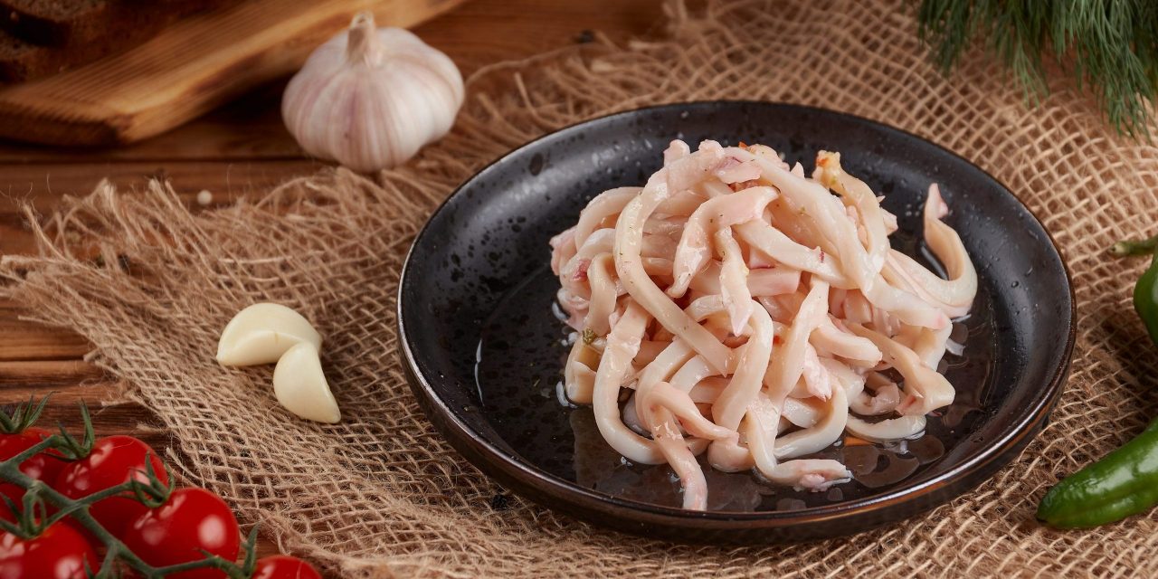 Кальмары сырые едят. Кальмар фото. Кальмары сырые едят. Фото маринованного кальмара. Кальмары.