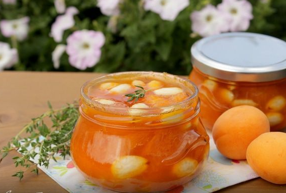 Абрикосове варення з мигдалем та чебрецем