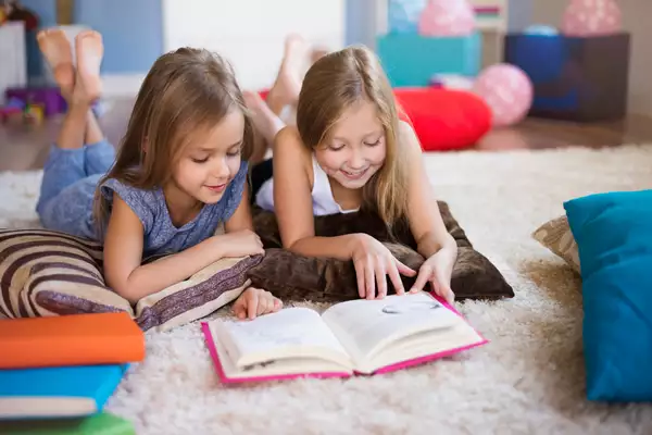 Читання книжок активізує мозок дітей краще, ніж екрани