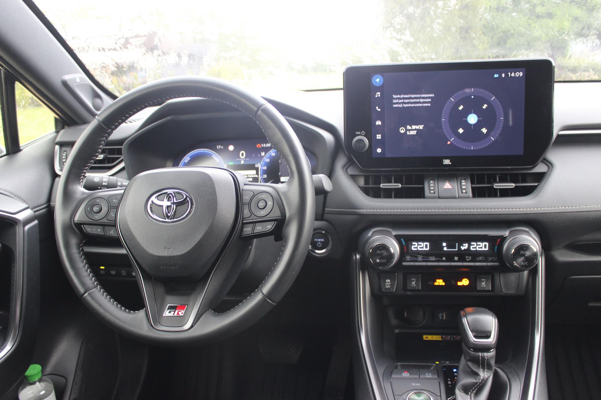 Тест-драйв Toyota RAV4: вивчаємо наймасовіший кросовер у спортивному &quot;костюмі&quot;