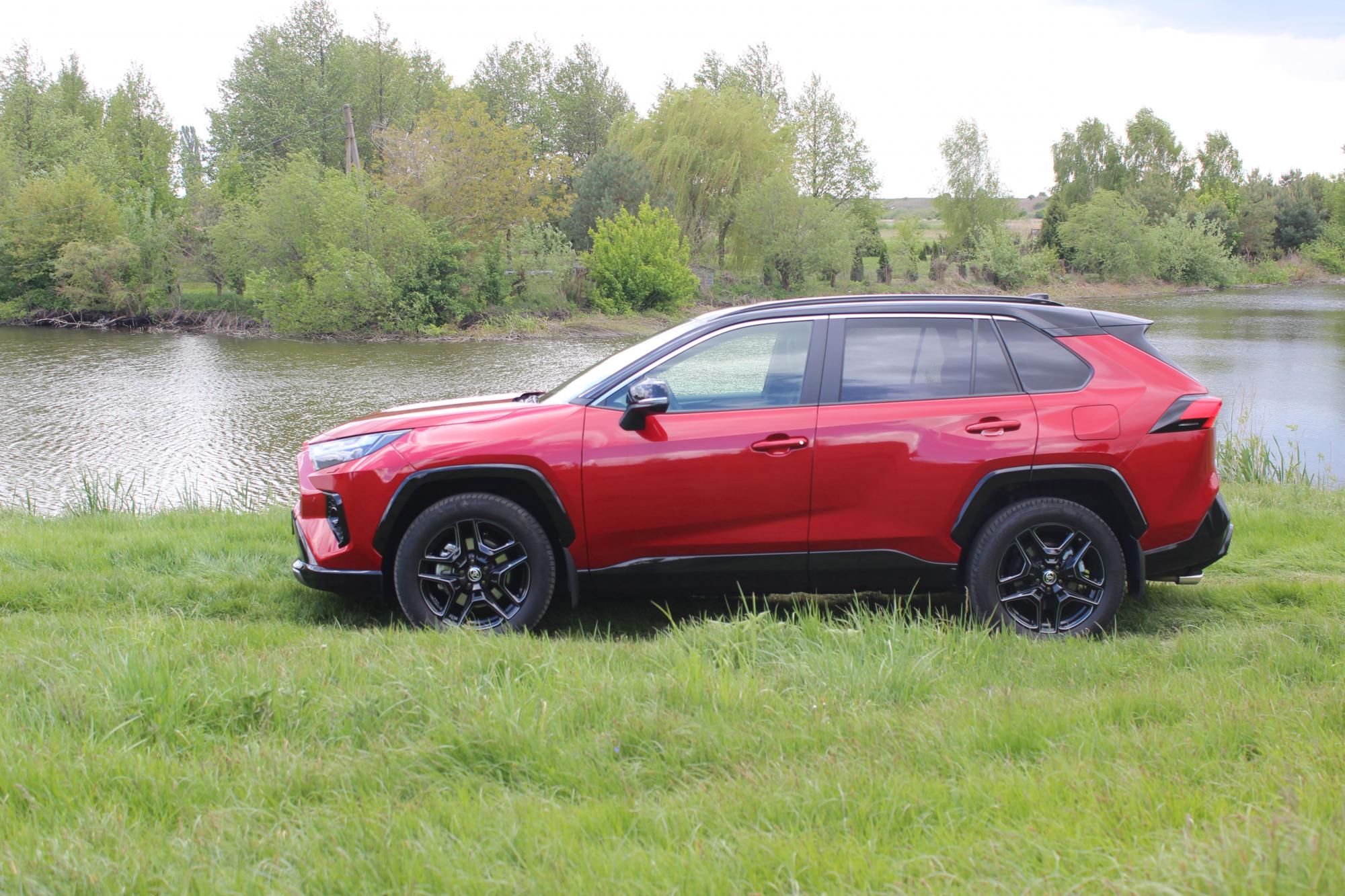 Тест-драйв Toyota RAV4: вивчаємо наймасовіший кросовер у спортивному &quot;костюмі&quot;