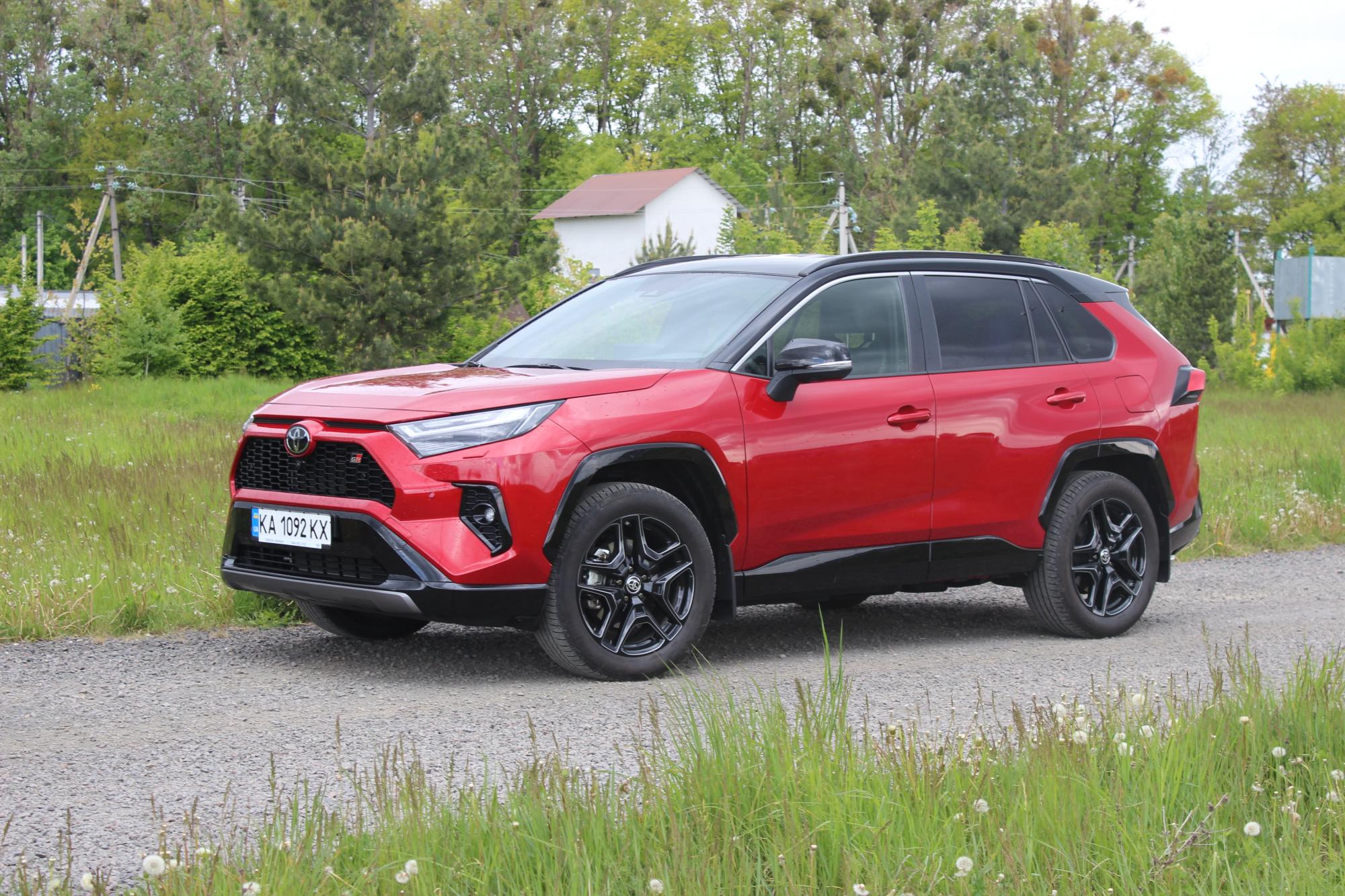 Тест-драйв Toyota RAV4: вивчаємо наймасовіший кросовер у спортивному &quot;костюмі&quot;