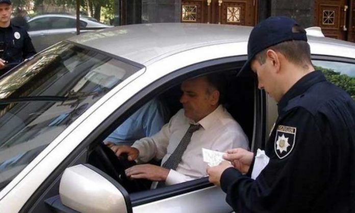 Юристи попереджають про нову шахрайську схему патрульних із “тихими” штрафами