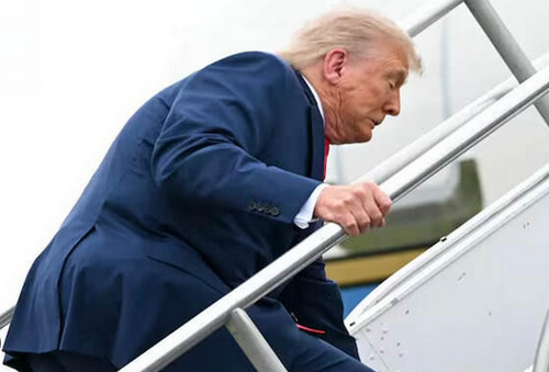 Карма для Трампа: ВІДЕО конфузу на трапі літака, за який раніше був жорстко висміяний Байден 