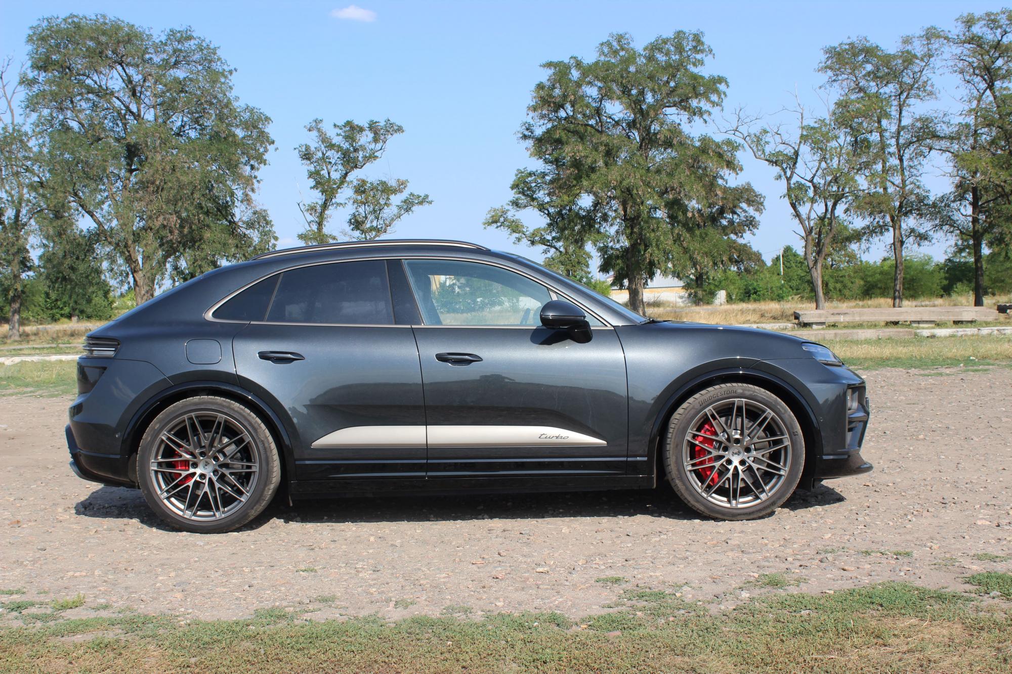 Тест-драйв електромобіля Porsche Macan Turbo: переваги та недоліки швидкого кросовера
