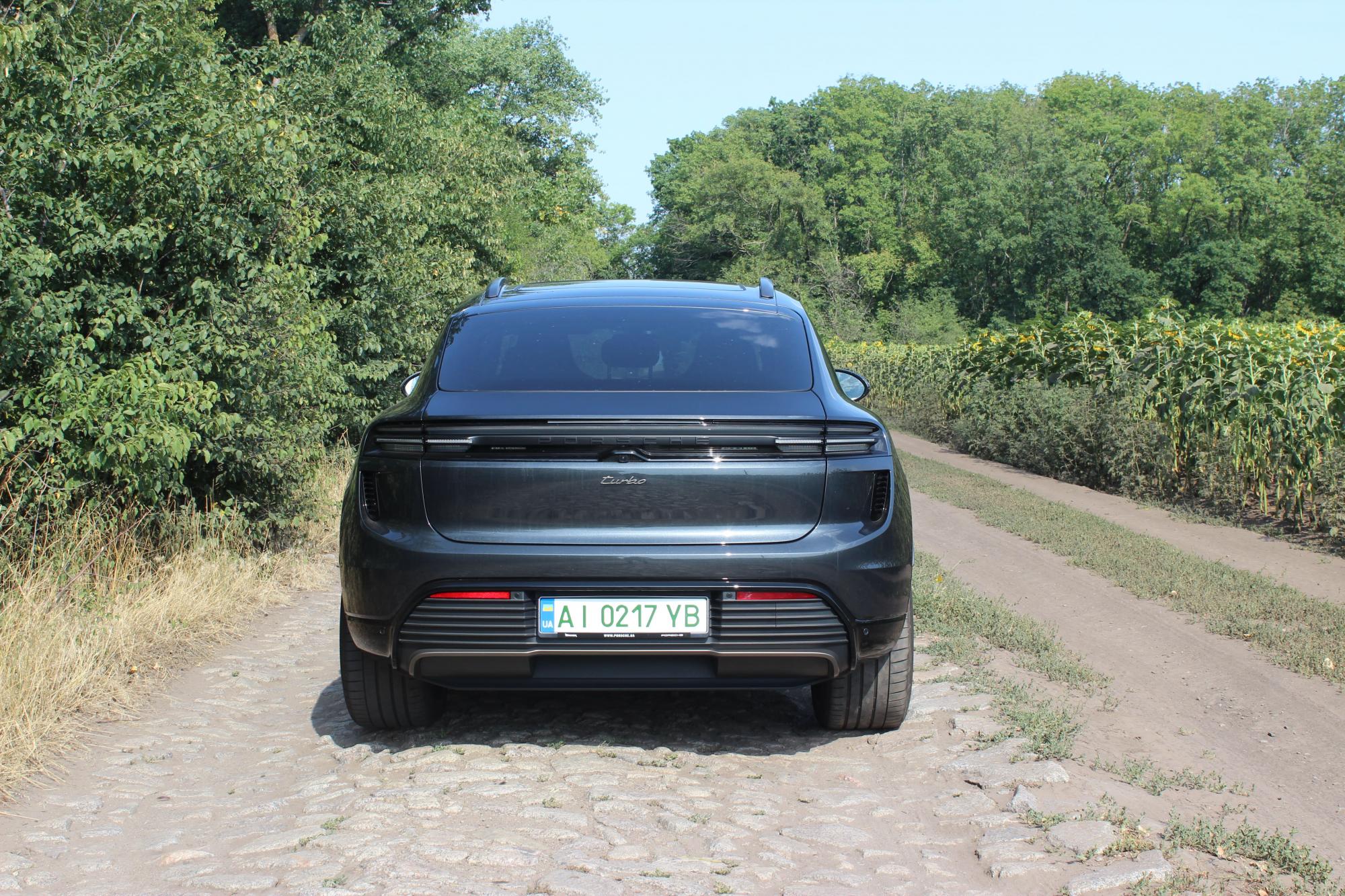 Тест-драйв електромобіля Porsche Macan Turbo: переваги та недоліки швидкого кросовера