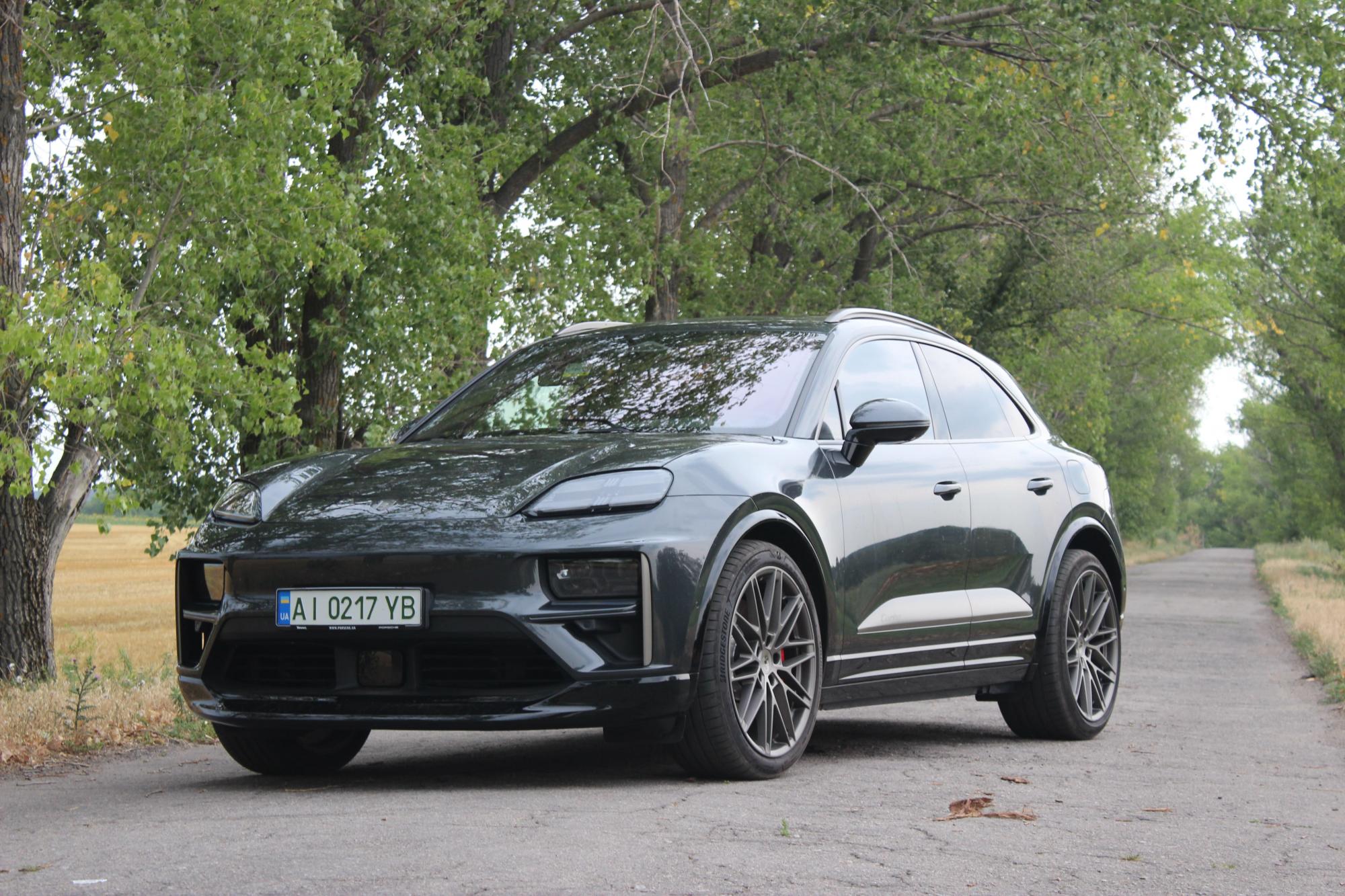 Тест-драйв електромобіля Porsche Macan Turbo: переваги та недоліки швидкого кросовера