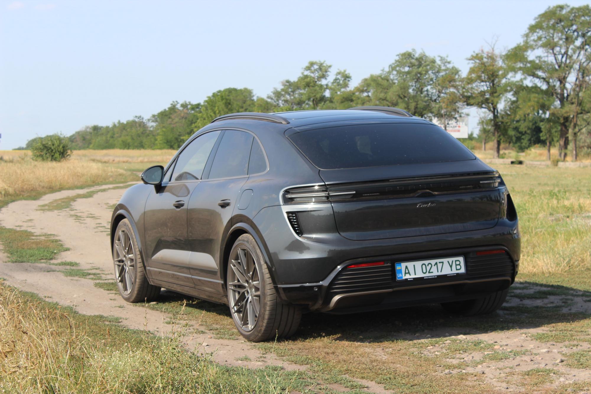 Тест-драйв електромобіля Porsche Macan Turbo: переваги та недоліки швидкого кросовера