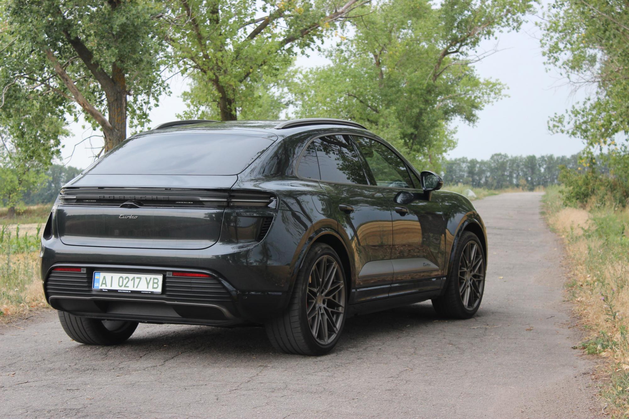 Тест-драйв електромобіля Porsche Macan Turbo: переваги та недоліки швидкого кросовера