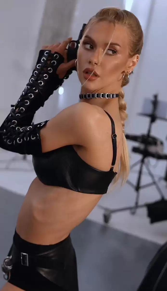 Вікторія Апанасенко у сексі шортах та зі зброєю уявила себе Ларою Крофт