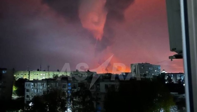Дрони вдарили по НПЗ у російському Новокуйбишевську: спалахнула пожежа