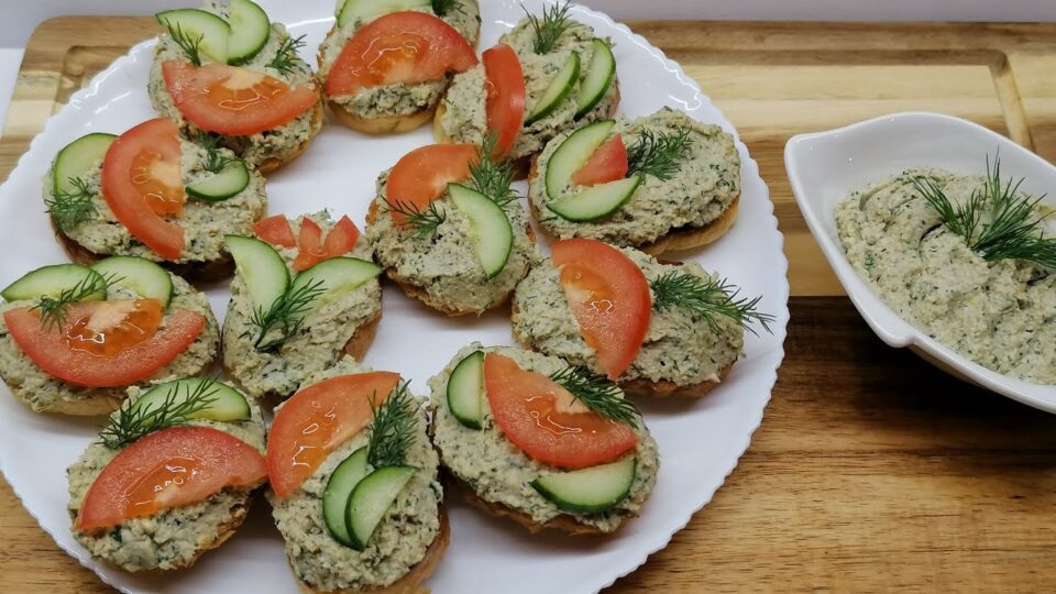 Закуска зі шпротами, яка завжди стає хітом на святковому столі