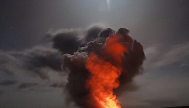 У Росії дрони атакували НПЗ та хімзавод, закривалися понад 10 аеропортів – ЗМІ