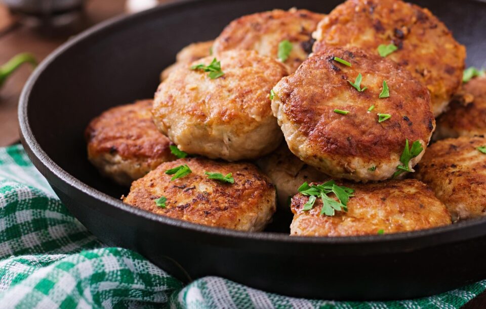 Господині розповіли, як правильно додавати цибулю в котлети