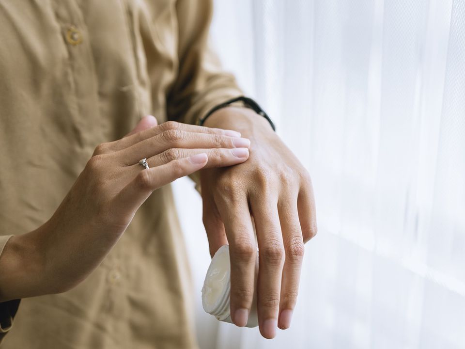 Захистити шкіру від заморозків: косметологи розкрили склад ідеального крему для рук