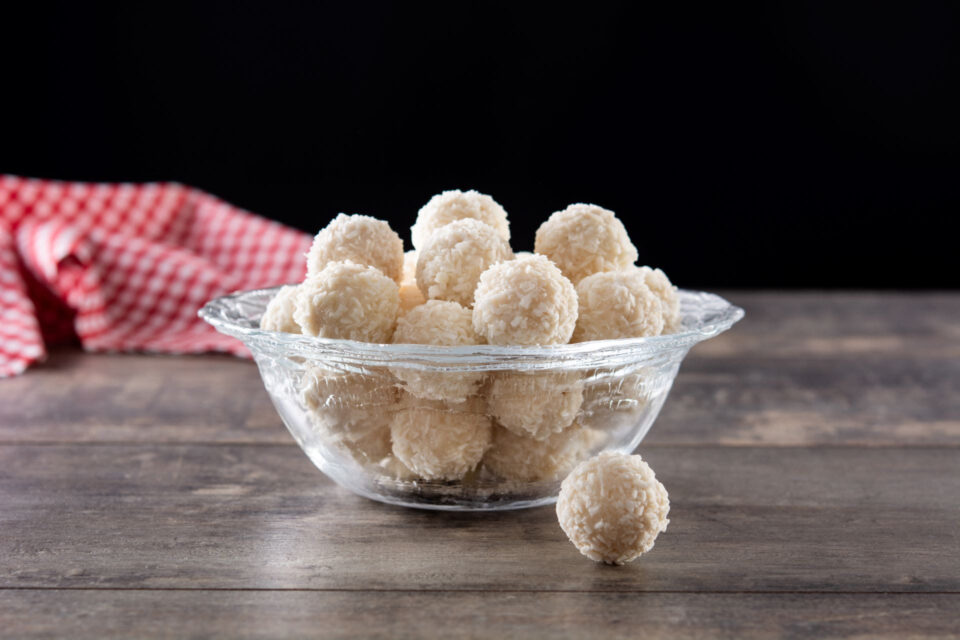 Кондитери розповіли, як приготувати неможливо смачні кокосові цукерки з горіхами