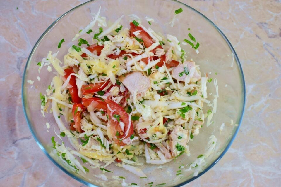 Корисний та смачний салат з пекінської капусти з куркою