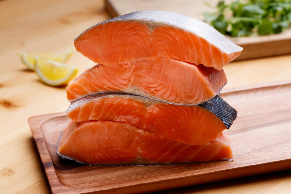 Кулінари назвали 8 найкращих спецій для червоної риби