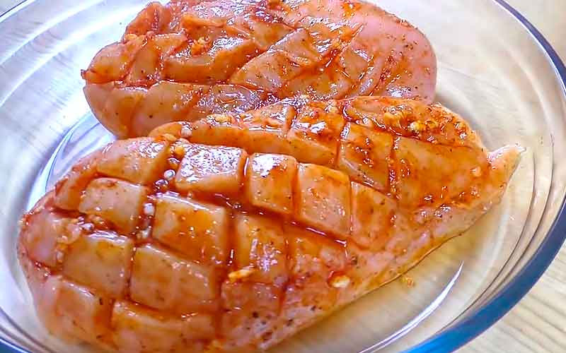 Кулінари розповіли про найвдаліший маринад для курячого філе