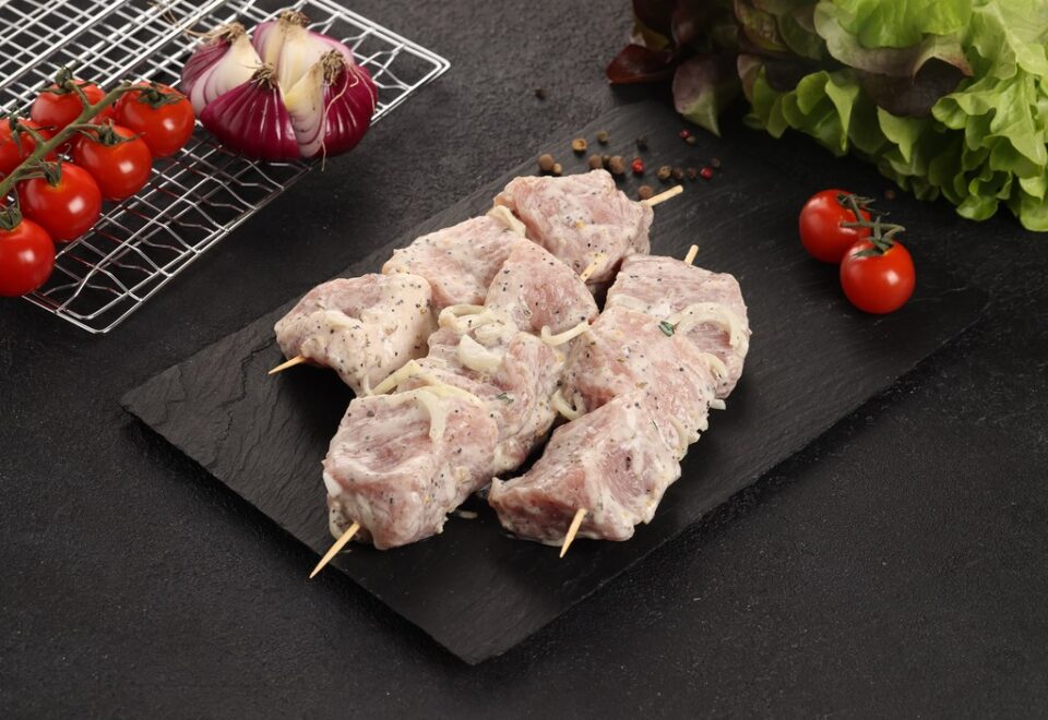 Кулінари розповіли, що додати в маринад для жорсткого м’яса