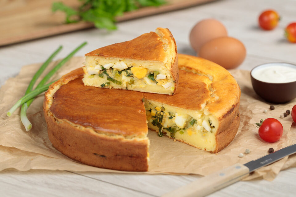 Кулінари розповіли, як приготувати легкий пиріг з цибулею та яйцем