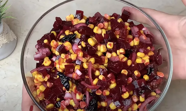 Кулінари розповіли, який салат приготувати з буряка: смак кращий за очікуванням