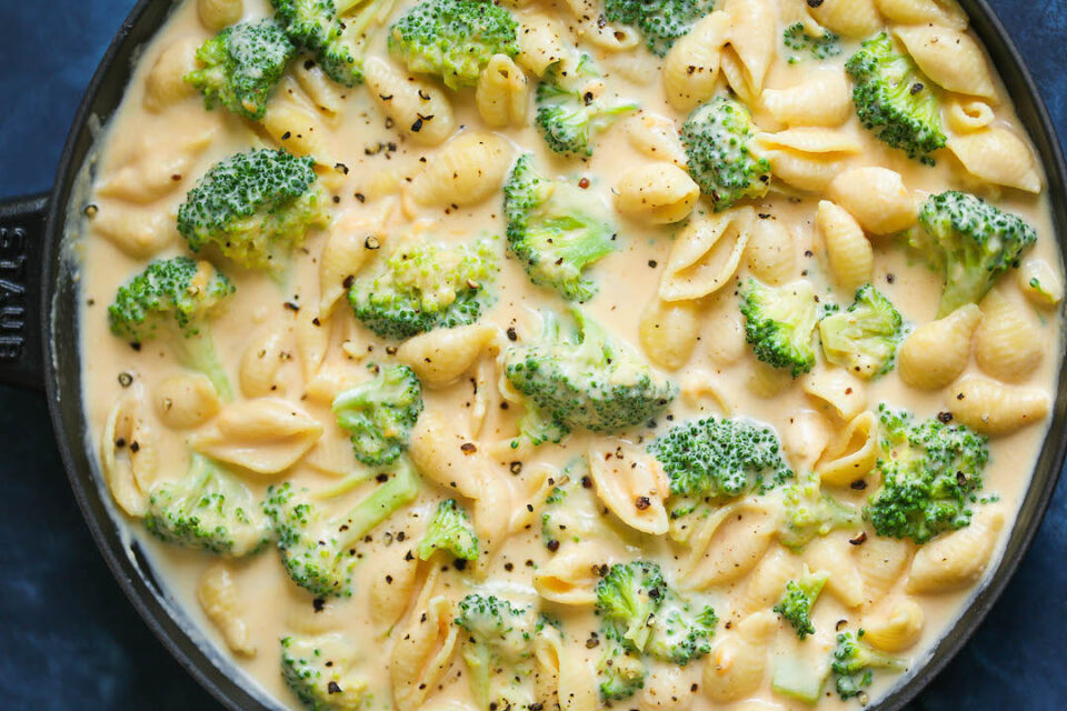 Кухарі розповіли про найвдаліше поєднання курки та овочів з пастою в вершковому соусі