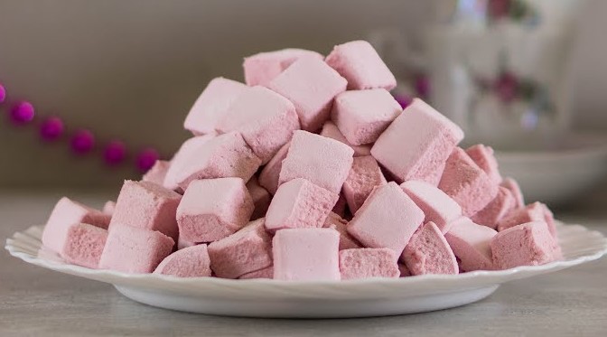 Маршмелоу з малиною домашнього приготування: безпечні солодощі для дітей