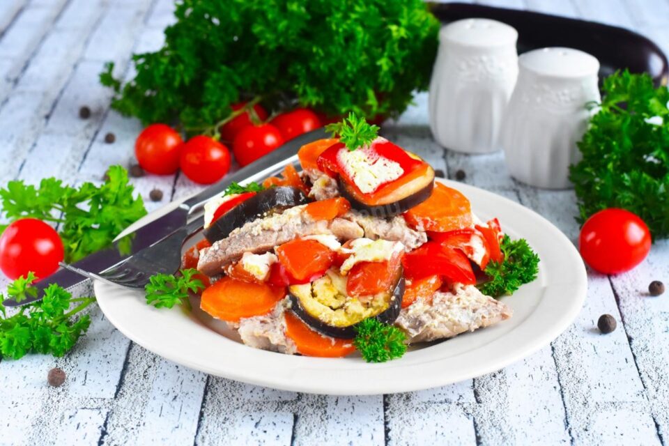 М’ясо запечене з овочами в духовці на кожен день