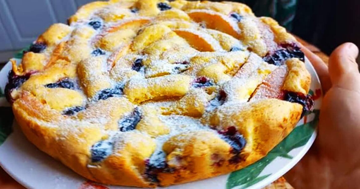 Пиріг «Простенький»: 2 яйця + цукор + борошно – Це все! Смачний рецепт зі села