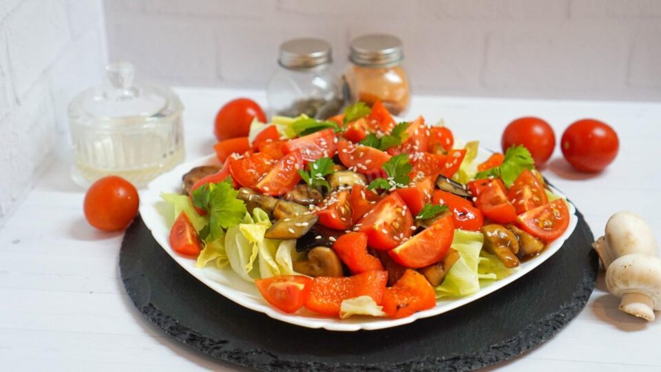 Такий апетитний і яскравий салат із куркою теріякі нашвидкуруч