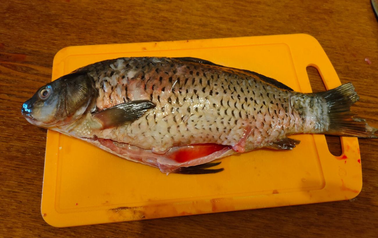 Чоловік – любить рибалку, я – не люблю чистити рибу: 1 трюк, як за 5 хв прибрати всю луску без бруду в кухні