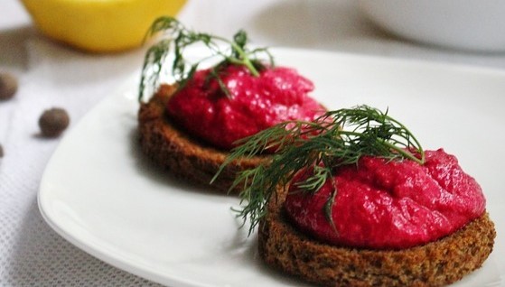 Як приготувати бутербродний соус на основі бринзи та трав