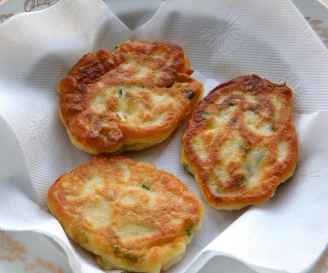 Як приготувати пиріжки на кефірному тісті: ціла гора випічки за 15 хвилин