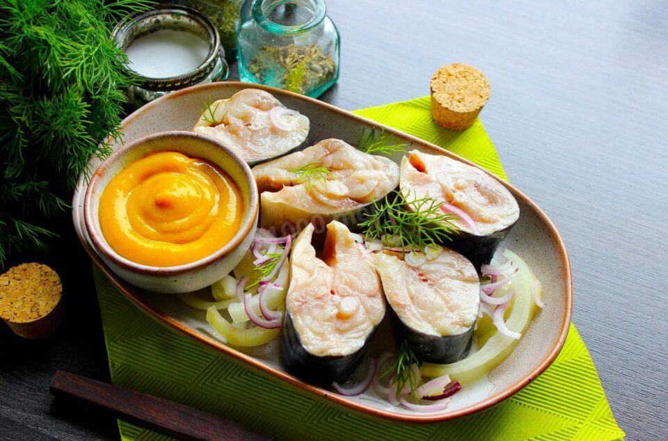 Як приготувати скумбрію в маринаді з чаю та чорносливу