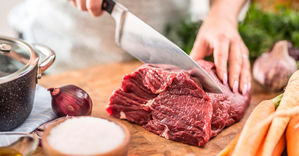 Яку небезпеку несе в собі відмова від м’яса: про здорову та красиву шкіру можна буде забути