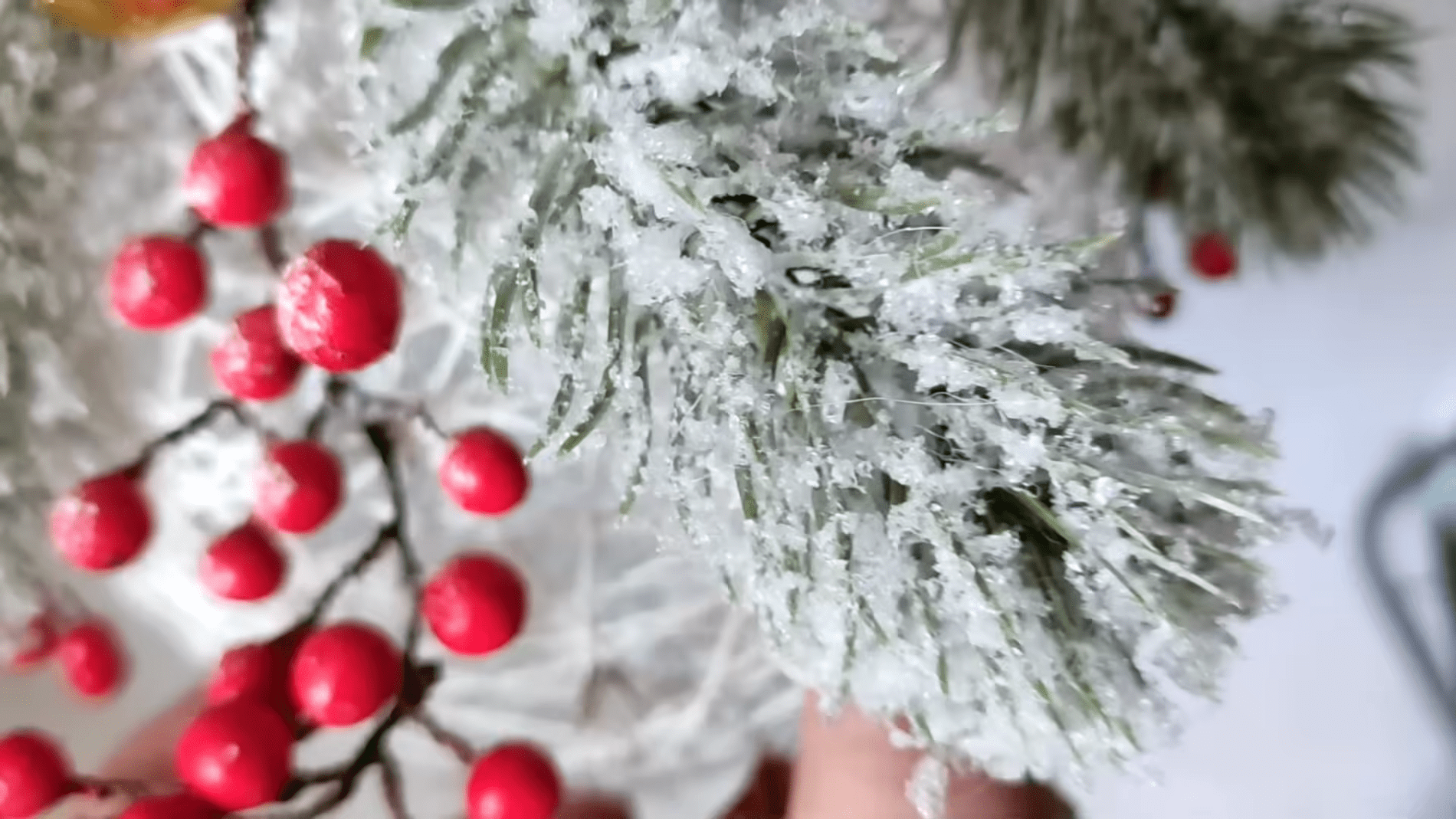 1 упаковка, ножиці і 5 хвилин часу – отримую штучний сніг як справжній: ялинка в шубі, ніби з морозного лісу