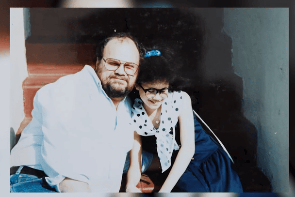 Батько Меган Маркл показав архівне фото з дочкою у інтерв’ю виданню The Sun / фото: скриншот з відео