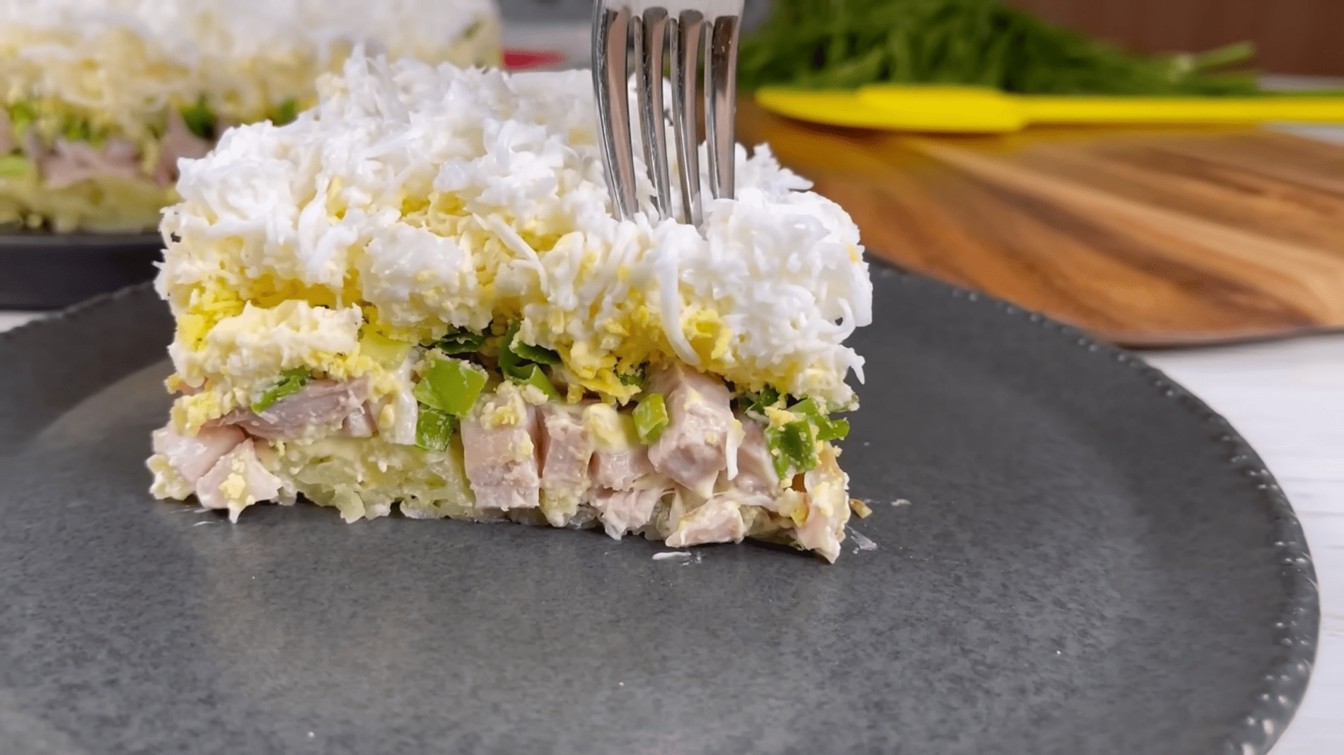 Експерти розповіли, як приготувати салат з копченою куркою і сирками