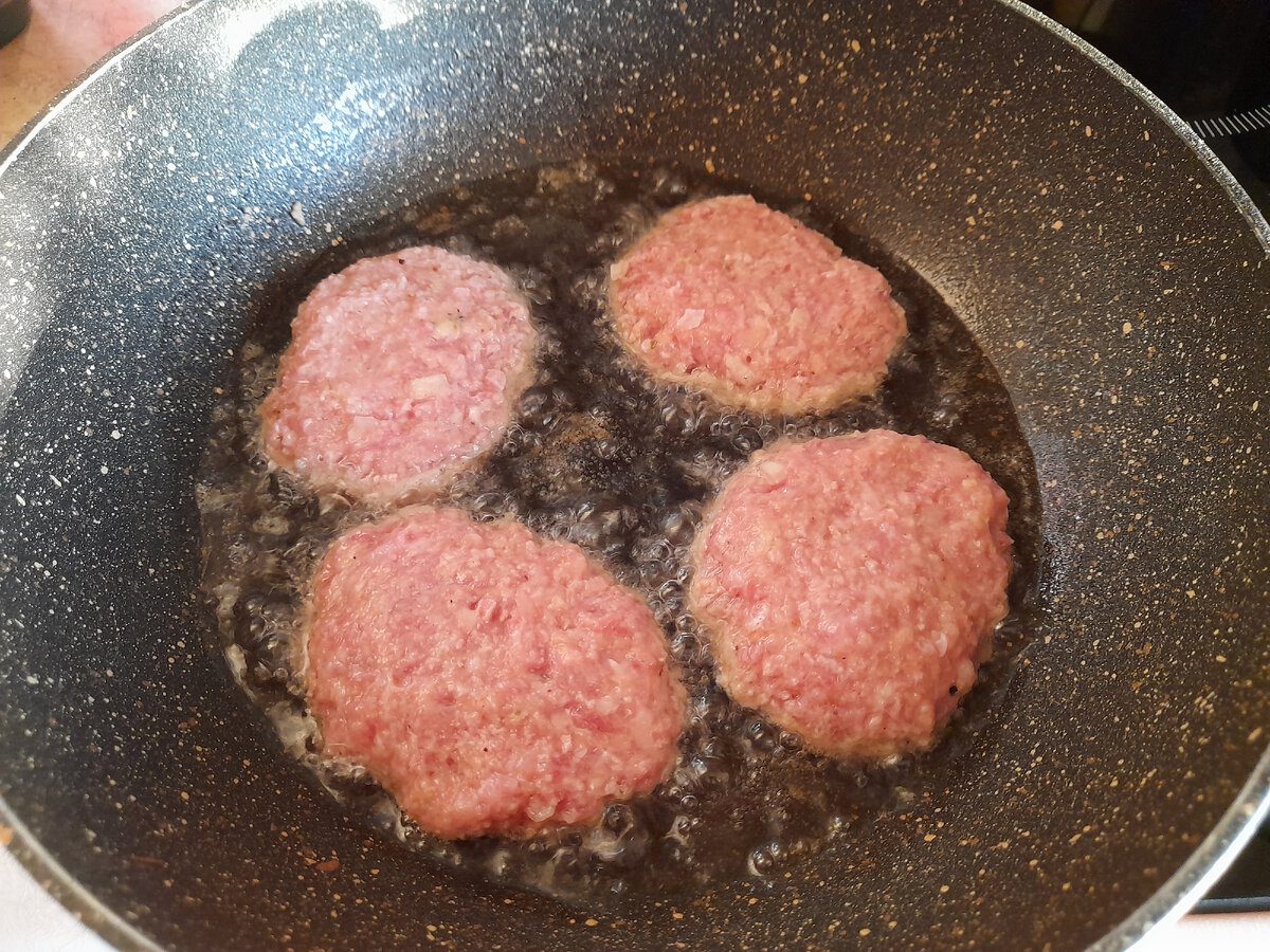 Кулінари розповіли, як приготувати соковиті та пишні котлети без додавання хліба у фарш