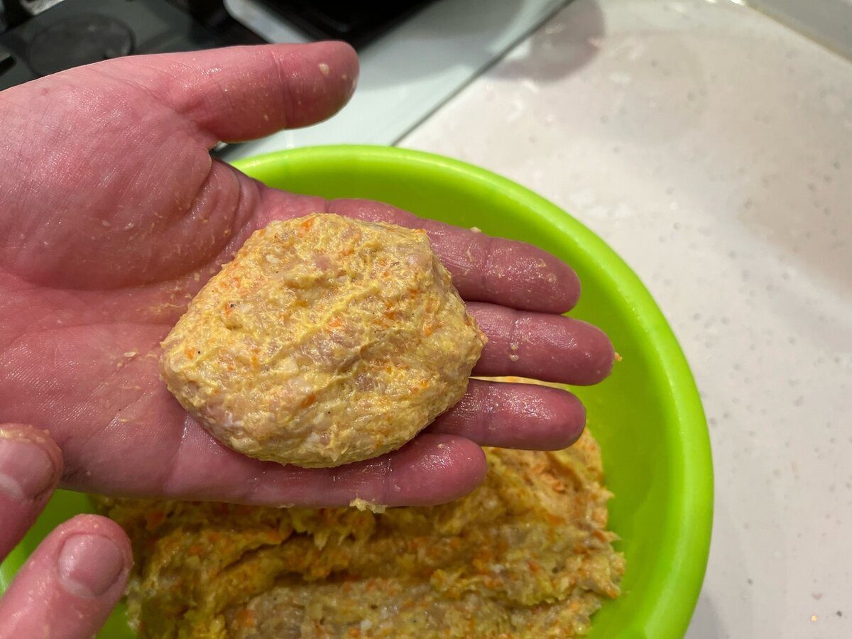 Кулінари розповіли, як приготувати соковиті та пишні котлети без додавання хліба у фарш