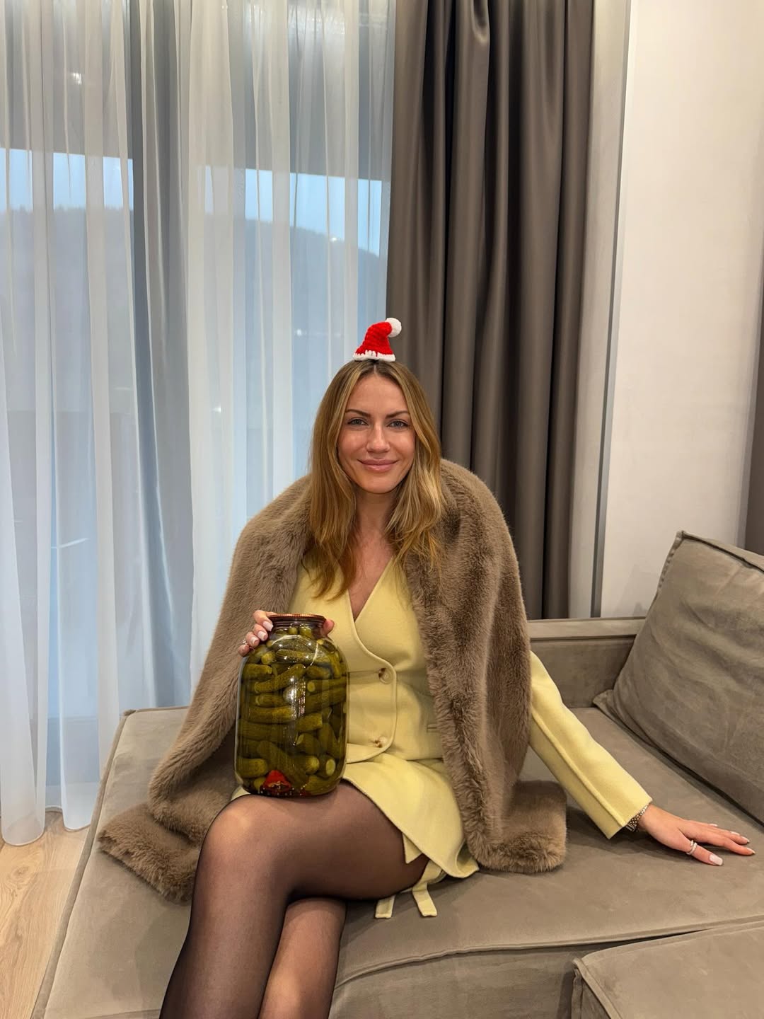 Леся Нікітюк задає тренди: як стильно носити хутряний палантин цієї зими