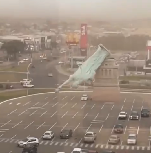 24-метрова Статуя Свободи у Бразилії завалилася через потужний вітер