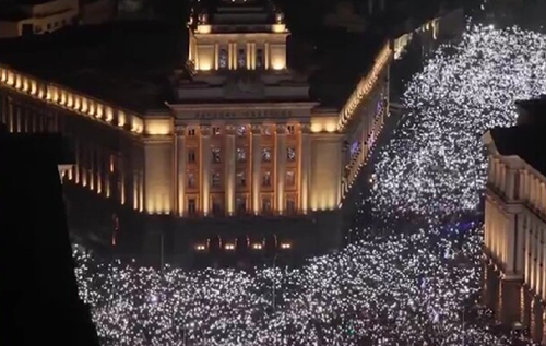 В Болгарії на тлі масових протестів уряд подав у відставку