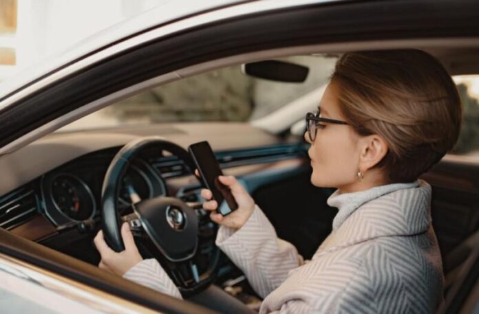 Використання телефону за кермом в Україні: що каже закон