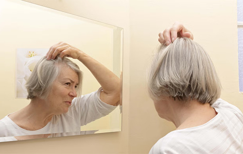 Вчені знайшли зв’язок між сивиною і раком: втрата пігменту може бути ознакою захисту