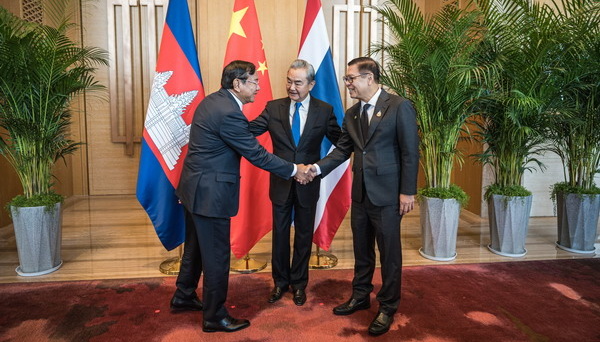 Китай провів зустріч глав МЗС Таїланду та Камбоджі – Ван Ї розповів, про що домовилися