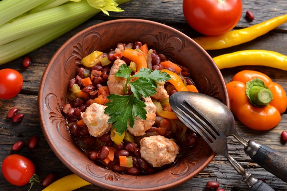 Найпростіший спосіб приготувати овочеве рагу з чилі та куркою: обід чи вечеря за 10 хвилин