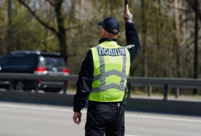 Чи зобов’язаний водій виходити з авто на вимогу поліцейського