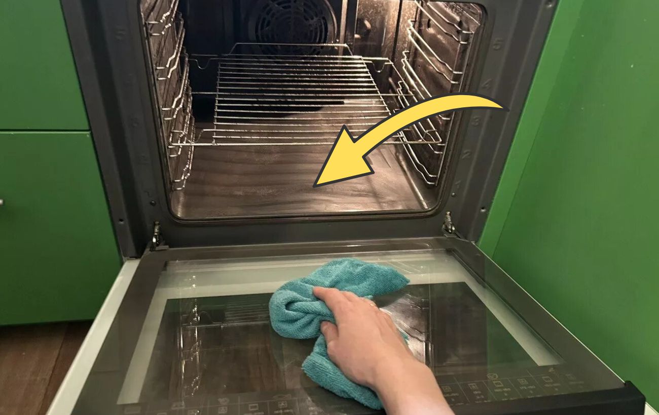 Господині розповіли швидкий спосіб очистити скло духовки від жирних плям